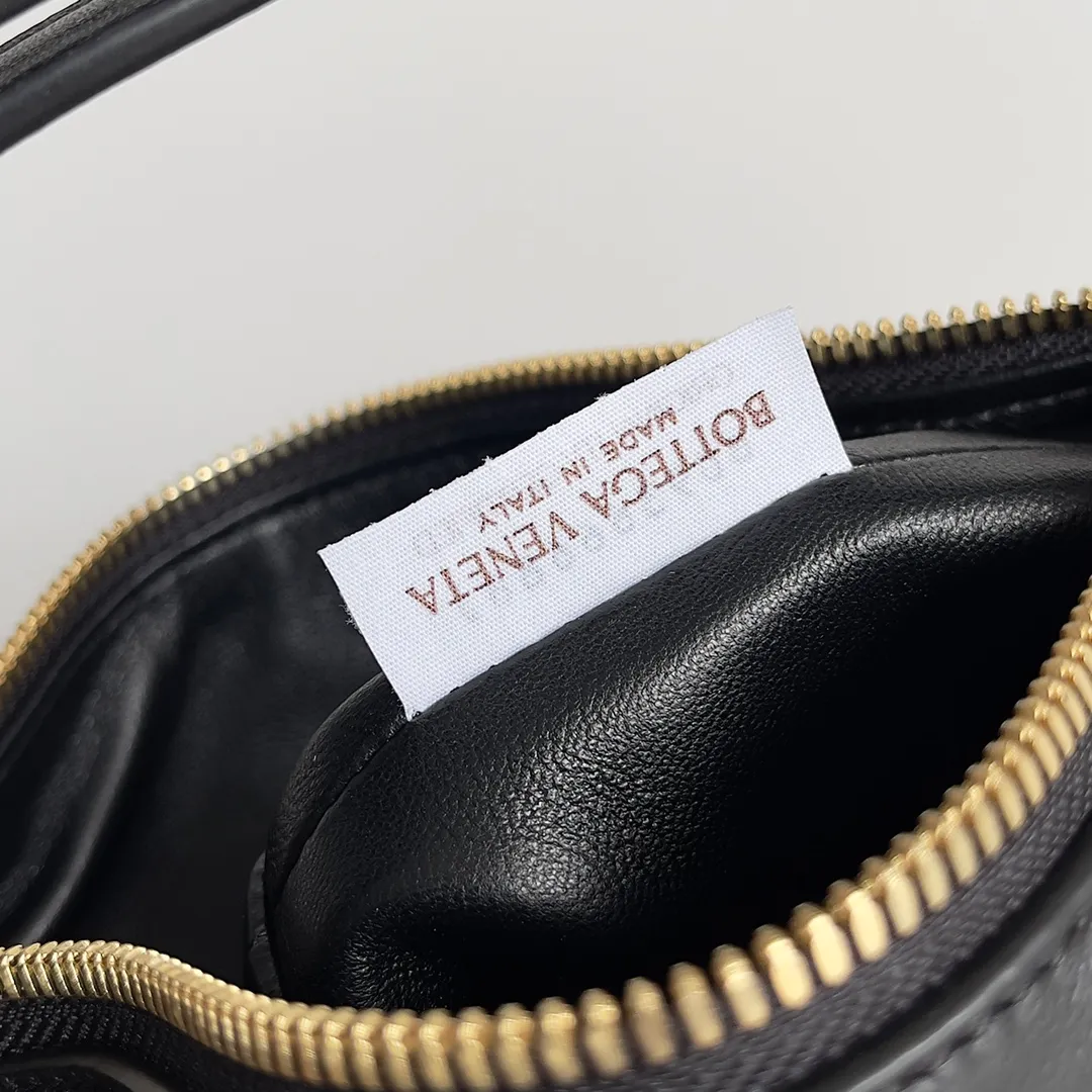 Batch 1860 predicts that BV Bottega will be popular again this year🔥 A lunch bag. The entire bag is made of top nappa, which is very soft and lightweight. It also uses the intrecciato weaving process that the two founders spent several months developing from the beginning of the brand. It is completely hand-woven by Italian craftsmen. It perfectly reflects the craftsmanship of Bottega. The entire bag shape is also a very practical and popular lunch box bag shape. The slightly curved arc of the bag mouth can also better fit our wrists. Style number: 754443 Size: 22*13*9